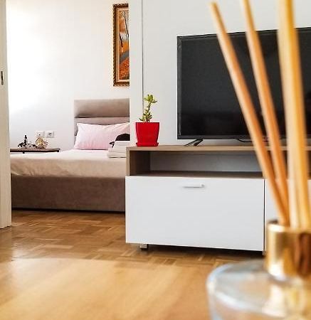 City Center Cute And Comfy Apartment - Ajia Apartments Tirana Exterior photo