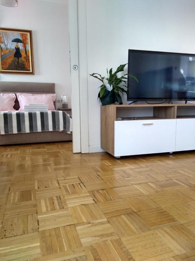 City Center Cute And Comfy Apartment - Ajia Apartments Tirana Exterior photo